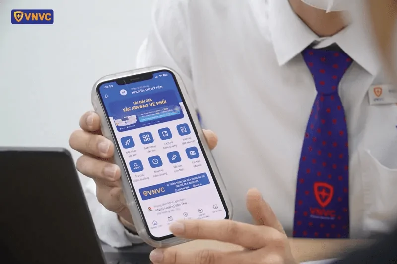 VNVC staff member presenting the VNVC mobile application